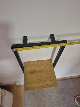 Estanterías de pared metal y madera.