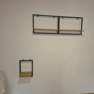 Estanterías de pared metal y madera.
