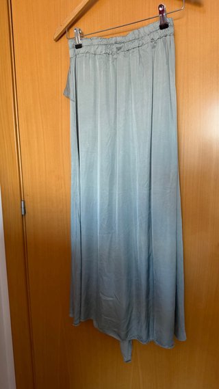 Falda azul satinada fluida con volantes