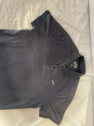 Polo azul oscuro Hollister.