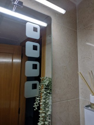 Mueble de baño con espejo, auxiliar y grifo