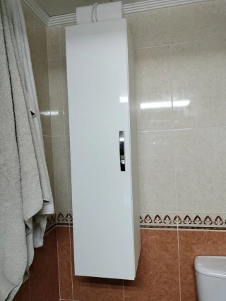 Mueble de baño con espejo, auxiliar y grifo