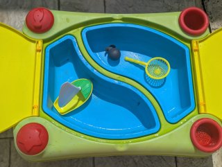 Mesa de agua y arena infantil.