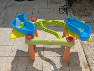 Mesa de agua y arena infantil.