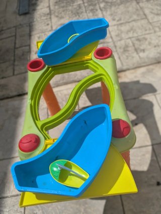 Mesa de agua y arena infantil.