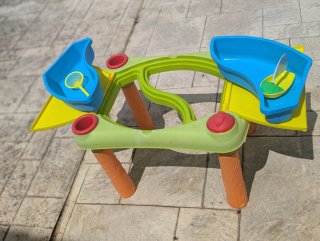 Mesa de agua y arena infantil.
