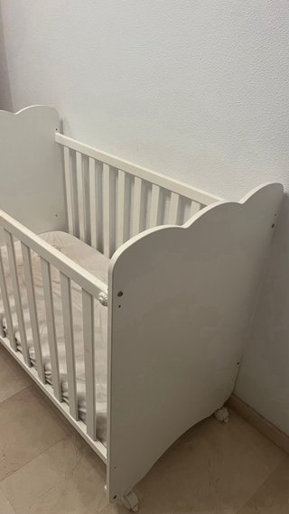 Cuna blanca infantil con diseño de osito