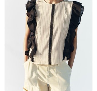 Camisa Zara rayas y volantes negros