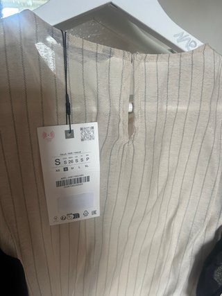 Camisa Zara rayas y volantes negros