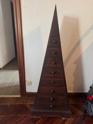 Cajonera piramidal de madera con 8 cajones