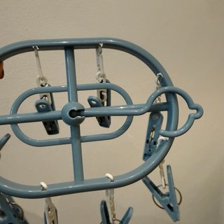Colgador con pinzas para ropa pequeña