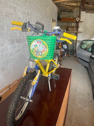 Bicicleta infantil amarilla