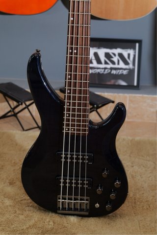 Bajo Yamaha 5 cuerdas activo