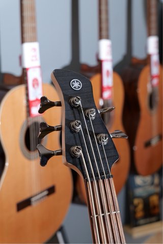 Bajo Yamaha 5 cuerdas activo
