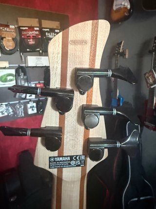 Bajo Yamaha 5 cuerdas activo