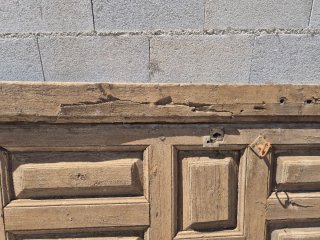 Portón de madera de don hojas con puerta peatonal