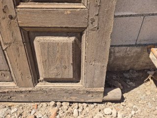 Portón de madera de don hojas con puerta peatonal