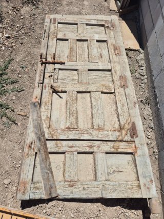 Portón de madera de don hojas con puerta peatonal