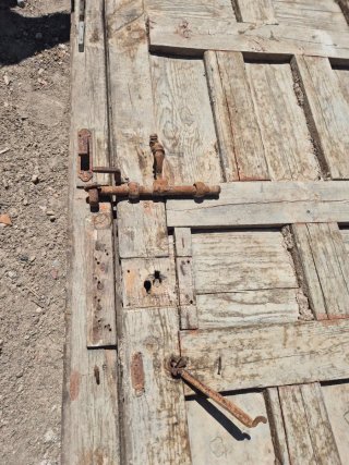Portón de madera de don hojas con puerta peatonal