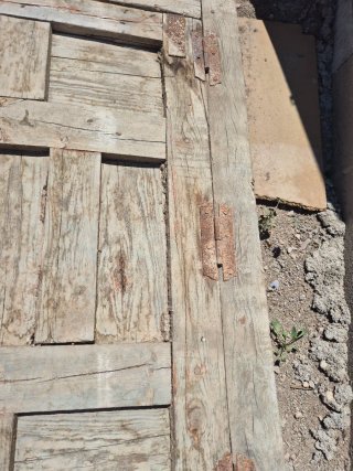 Portón de madera de don hojas con puerta peatonal