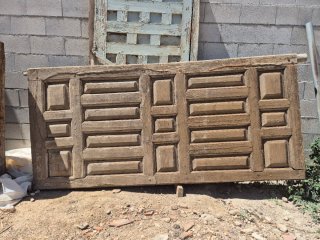 Portón de madera de don hojas con puerta peatonal