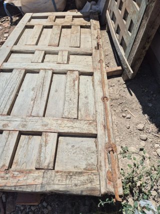 Portón de madera de don hojas con puerta peatonal