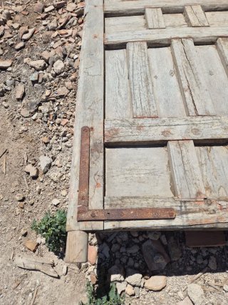 Portón de madera de don hojas con puerta peatonal
