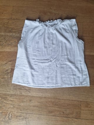 Blusa blanca con cuello fruncido