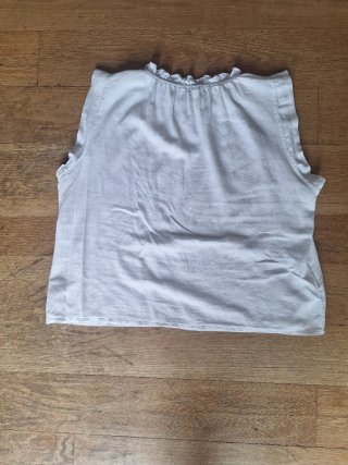 Blusa blanca con cuello fruncido