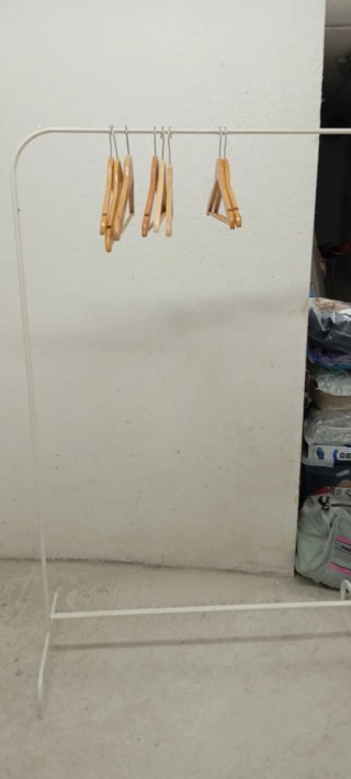 Perchero de acero blanco