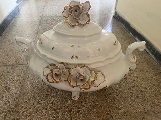 Sopera antigua de porcelana blanca con rosas dorad