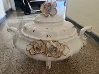 Sopera antigua de porcelana blanca con rosas dorad