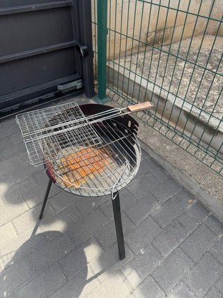 Mini barbacoa de metal y madera