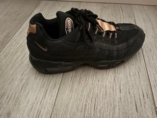 Nike Air Max 95 Negro/Dorado Talla 43