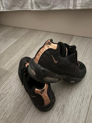 Nike Air Max 95 Negro/Dorado Talla 43
