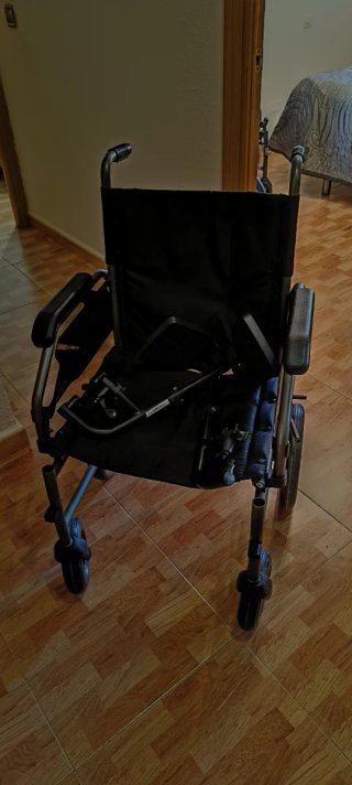 Silla de ruedas de tránsito plegable (muy cuidada)