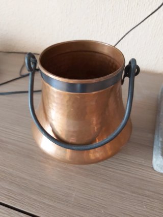 Caldero estilo bronce con asa