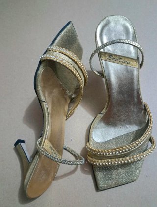 Sandalias doradas fiesta tacón fino