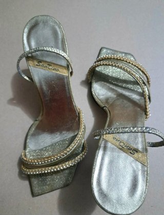Sandalias doradas fiesta tacón fino