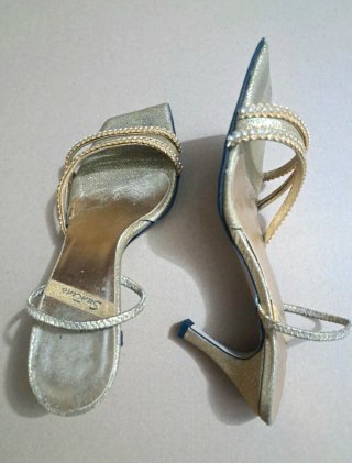 Sandalias doradas fiesta tacón fino