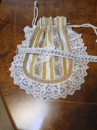 Limosnera traje regional