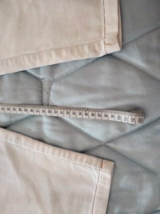 Pantalón blanco de pana de Zara Trafaluc.