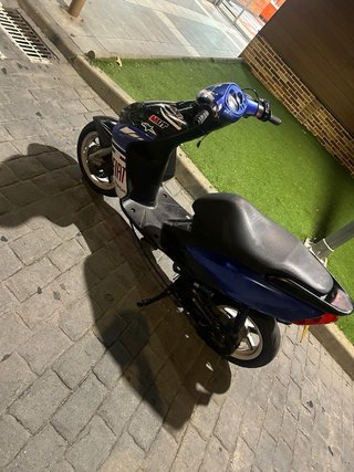 Yamaha Scooter Negro y Azul
