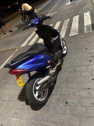 Yamaha Scooter Negro y Azul