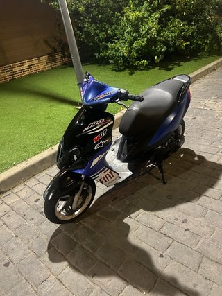 Yamaha Scooter Negro y Azul