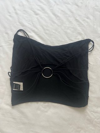 Top Negro Espalda Descubierta con Anillo