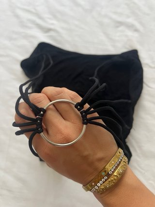 Top Negro Espalda Descubierta con Anillo