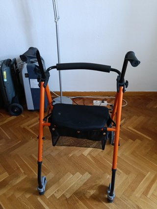 Andador para personas mayores con asiento y cesta