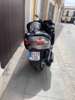 Suzuki Burgman 400 Maxi Scooter Gris