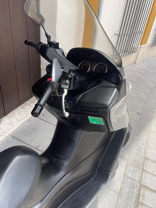 Suzuki Burgman 400 Maxi Scooter Gris